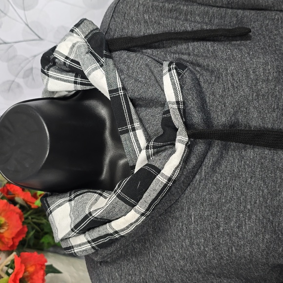 Cozy Plaid Trim Hoodie - Picture 4 of 10
